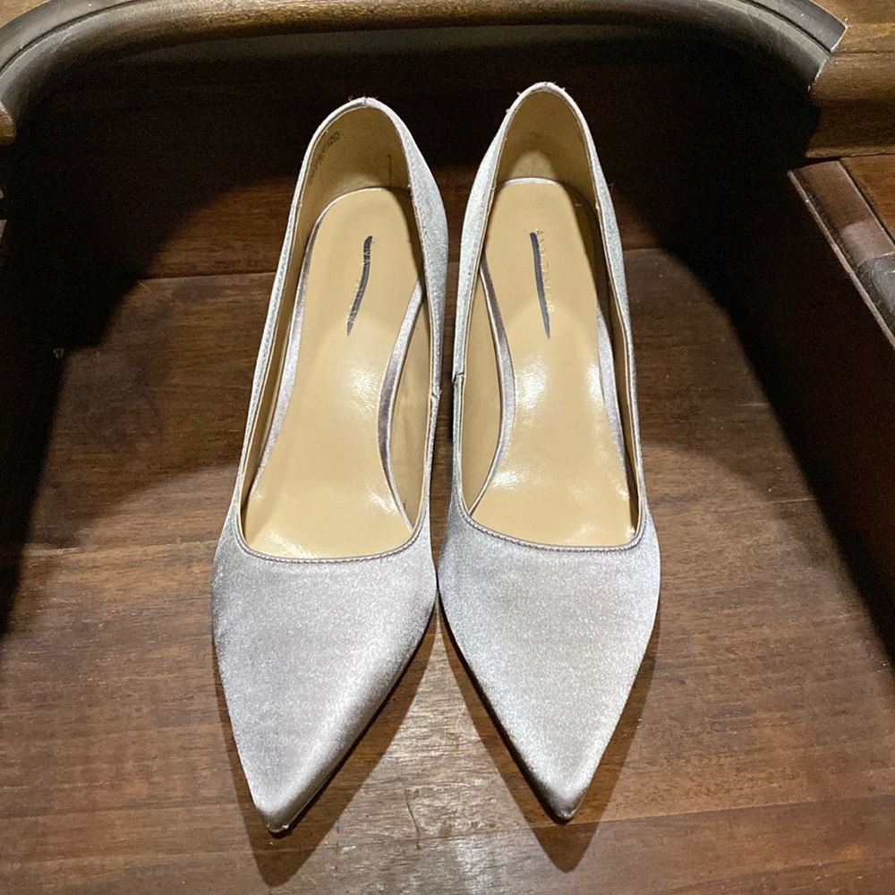 Ann Taylor Satin Straight Heel Pumps; size 6; Never worn.